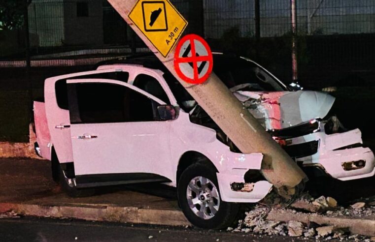 Caminhonete bate contra poste e deixa duas pessoas feridas em Montes Claros; motorista foge