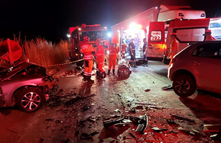 Grave acidente entre dois carros deixa dois mortos e três feridos na BR-251