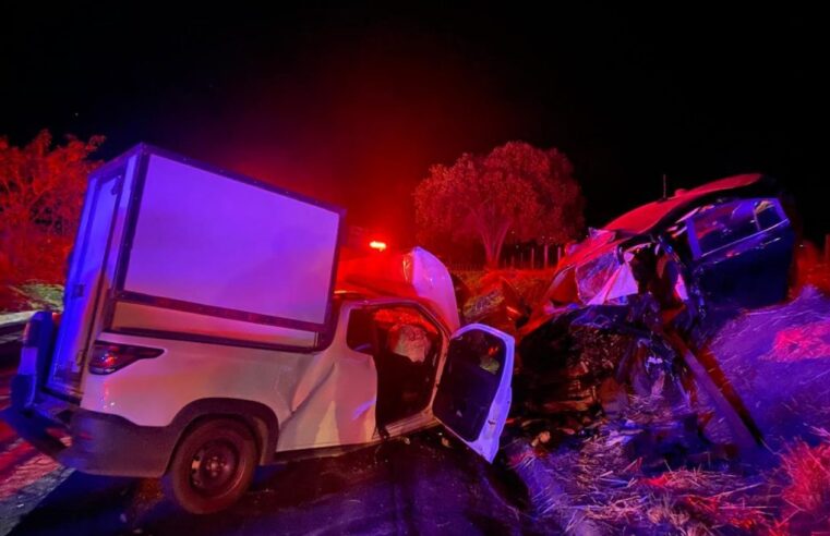 Colisão frontal deixa duas pessoas gravemente feridas em Porteirinha