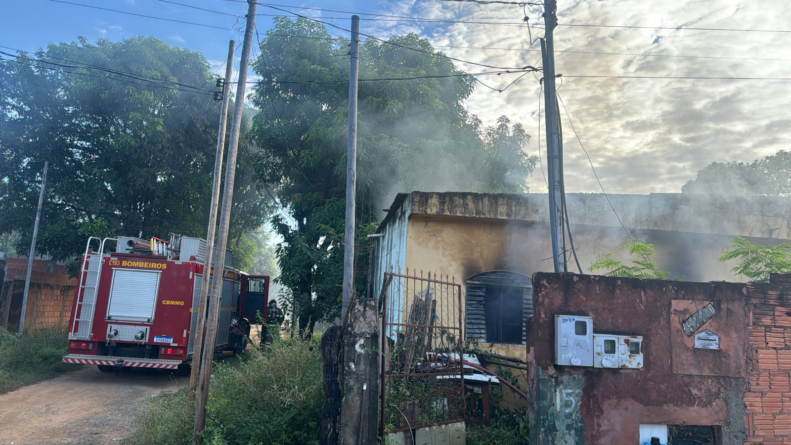 Corpo de Bombeiros atendem ocorrência de incêndio no Santo Inácio
