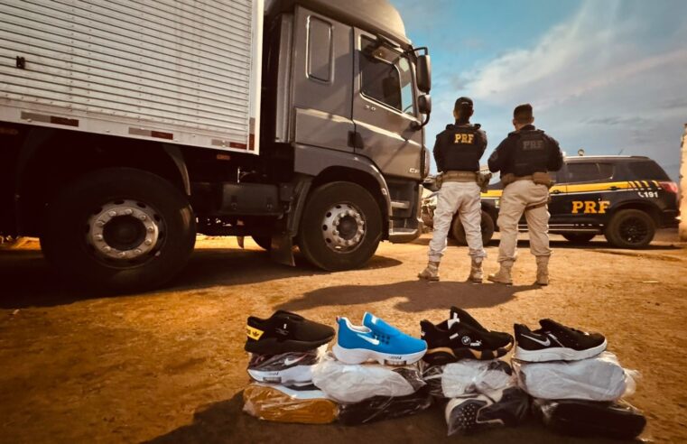 PRF apreende caminhão com cerca de 14 mil pares de calçados falsificados na BR-251, em Salinas