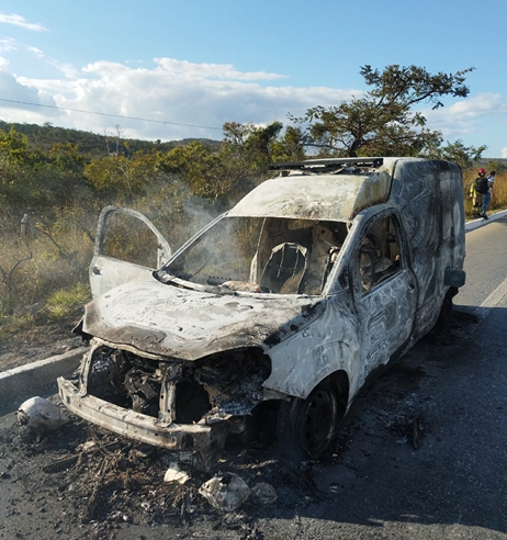 FRANCISCO SÁ MG | Militares do Corpo de Bombeiros atendem ocorrência de incêndio em veículo automotor na BR 251