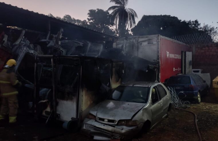 Incêndio em ferro-velho se espalha para lotes vizinhos, destrói materiais automotivos e mobiliza Corpo de Bombeiros