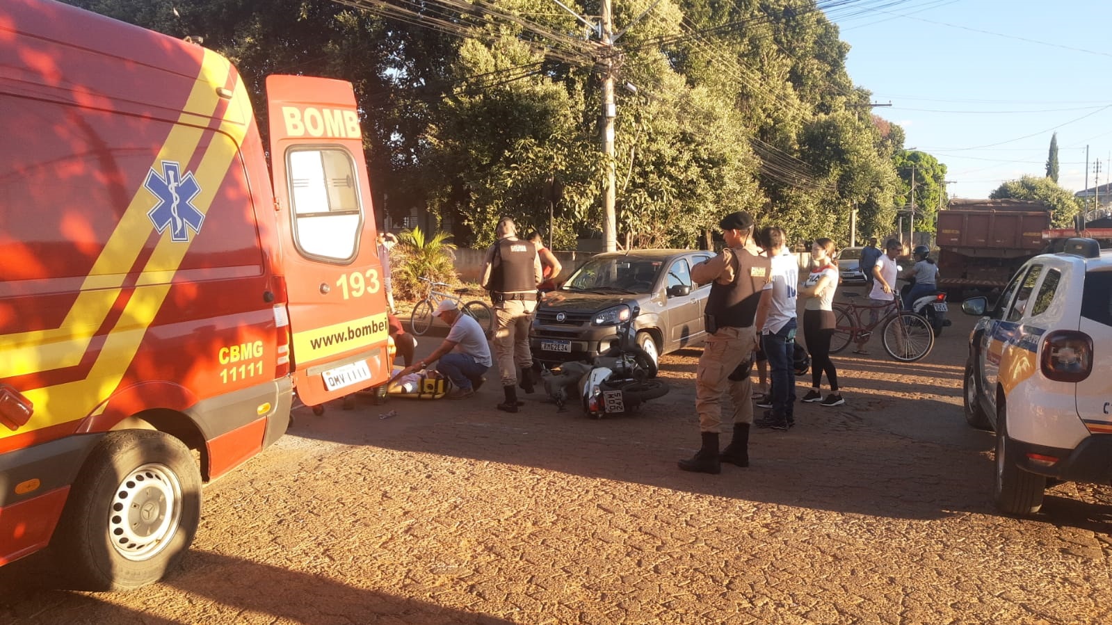 CBM de Unaí resgata vítima de colisão entre moto e carro
