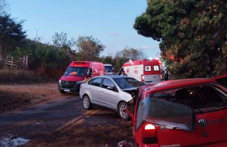 Acidente entre carros e moto, na MG-404, deixa seis pessoas gravemente feridas