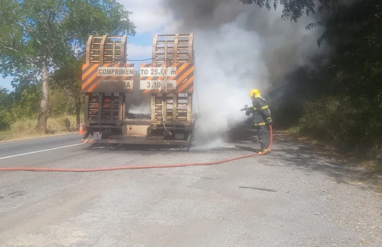BR-135 | Carreta fica danificada após incêndio em Bocaiuva