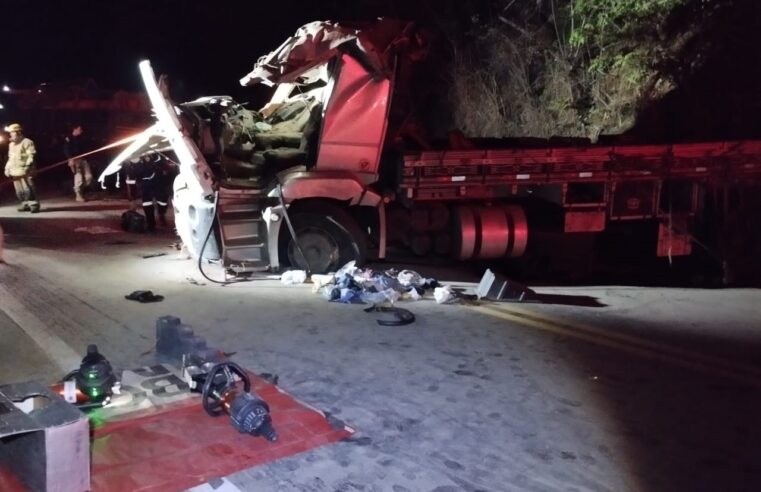 Caminhão tomba na BR-251 e deixa duas pessoas feridas em Salinas