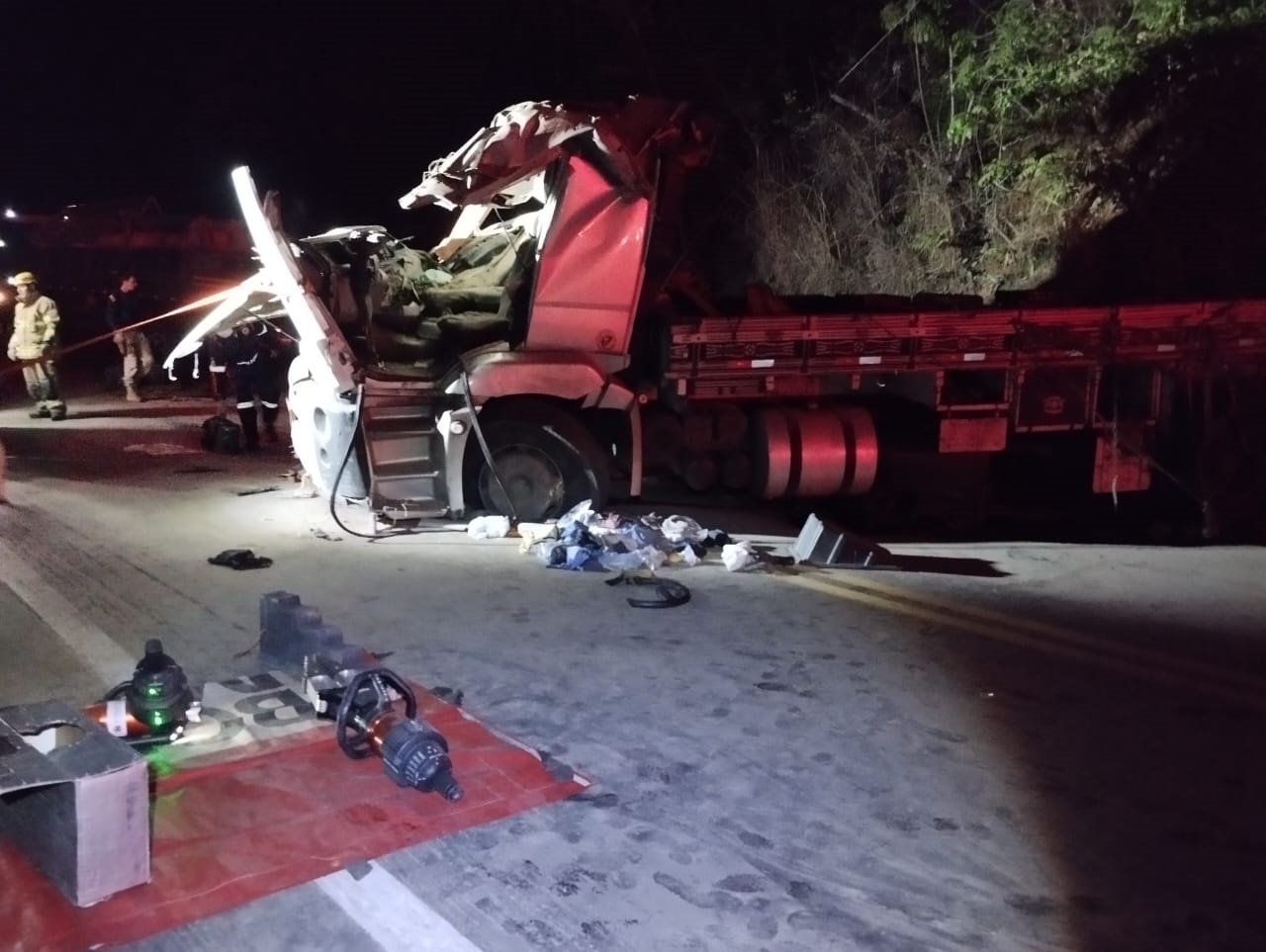 Caminhão tomba na BR-251 e deixa duas pessoas feridas em Salinas