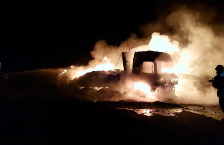 BR-135 | Caminhão que transportava cimento e açúcar pega fogo em Montes Claros