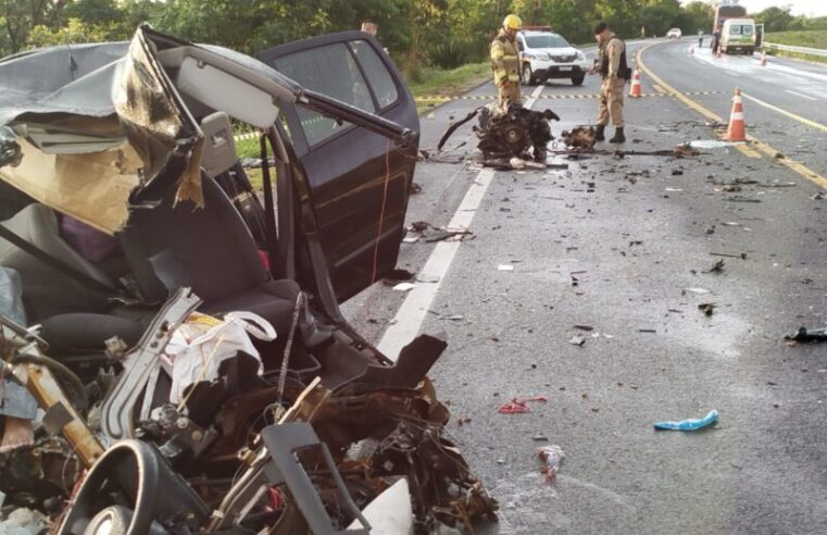 JOAQUIM FELÍCIO | Colisão entre carro e ônibus na BR-135 deixa uma pessoa morta e três feridas