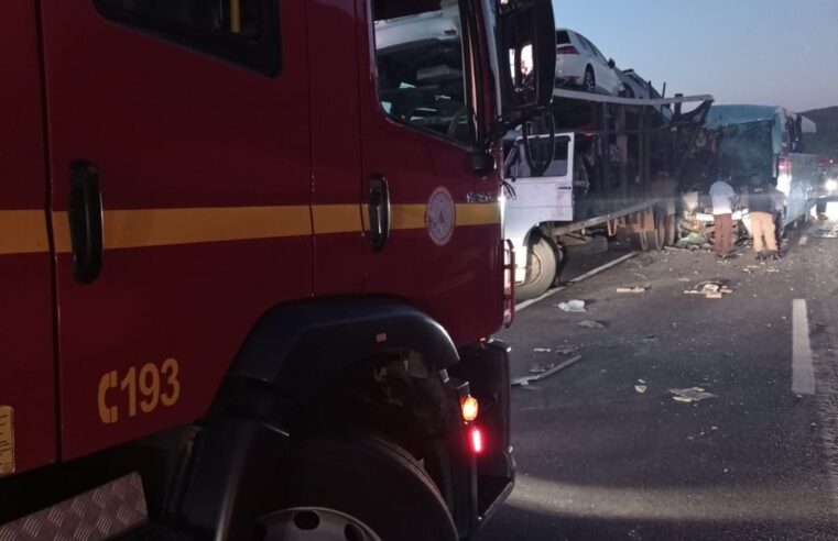 Acidente entre ônibus e carreta deixa feridos na BR-135, em Bocaiuva