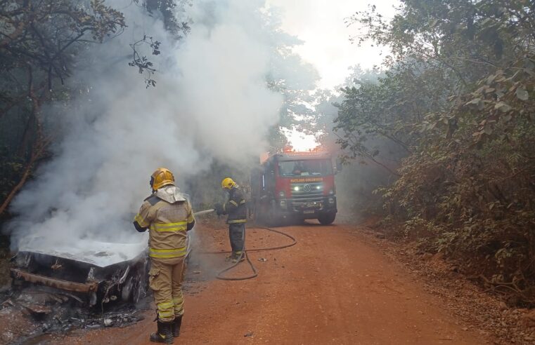 Bombeiros combatem incêndio em veículo, na estrada de Canabrava, próximo a Guaraciama