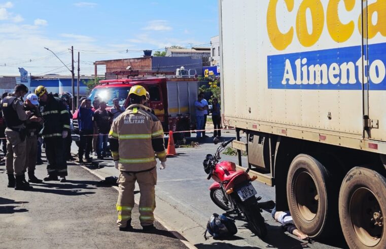 Motociclista morre e garupa fica gravemente ferida após serem atropeladas por caminhão