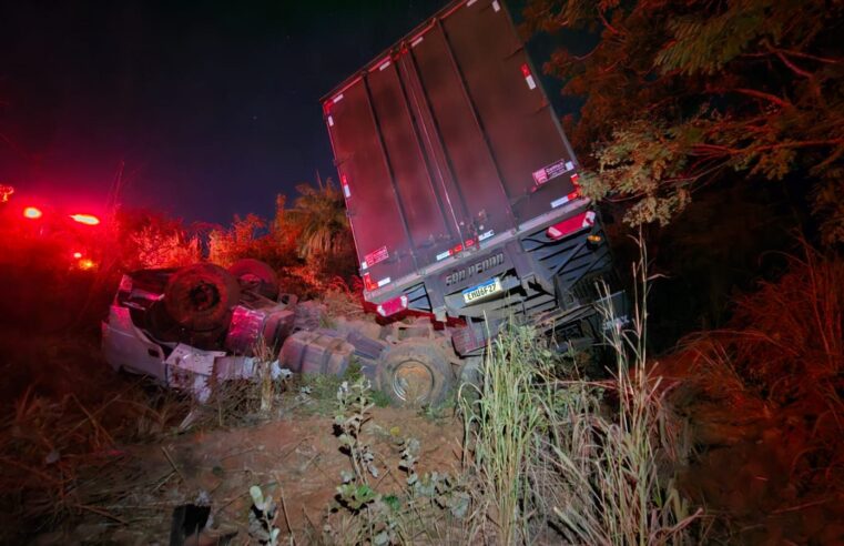 BOCAIUVA | Corpo de Bombeiros atende a ocorrência de capotamento de carreta na MGC-135
