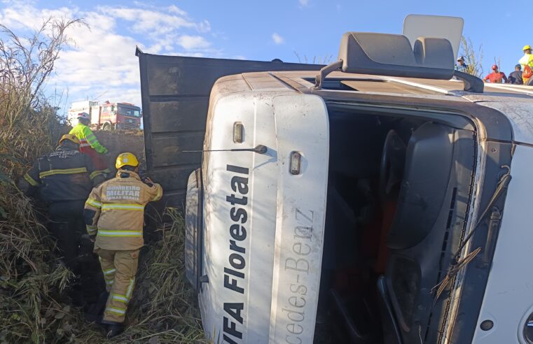 Bombeiros atendem a ocorrência de tombamento de veículo pesado na BR-135; pai e filho faleceram no local