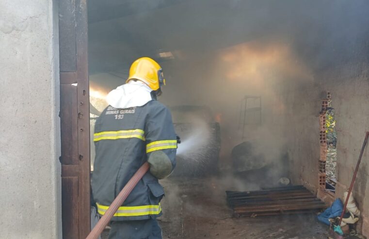 BOCAIUVA | Bombeiros combatem incêndio em veículo