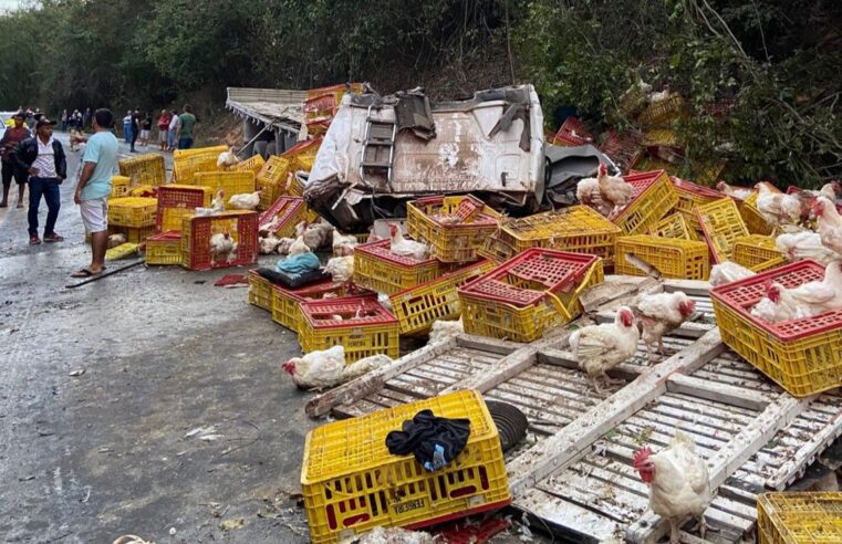 Três pessoas ficam feridas, após grave acidente envolvendo caminhão e carreta, na BR-251