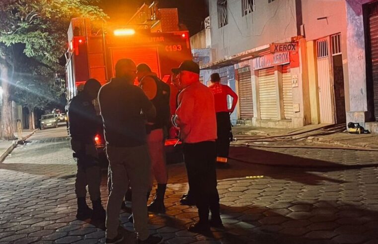 Residência no Centro de Bocaiúva pega fogo e vítima é socorrida com queimaduras pelo corpo