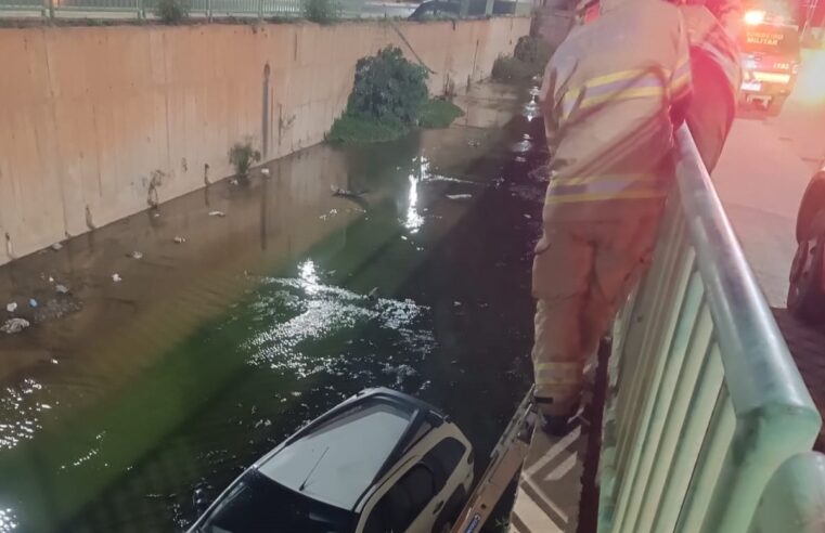 Carro cai em córrego, na Av. Vicente Guimarães; condutor não ficou ferido