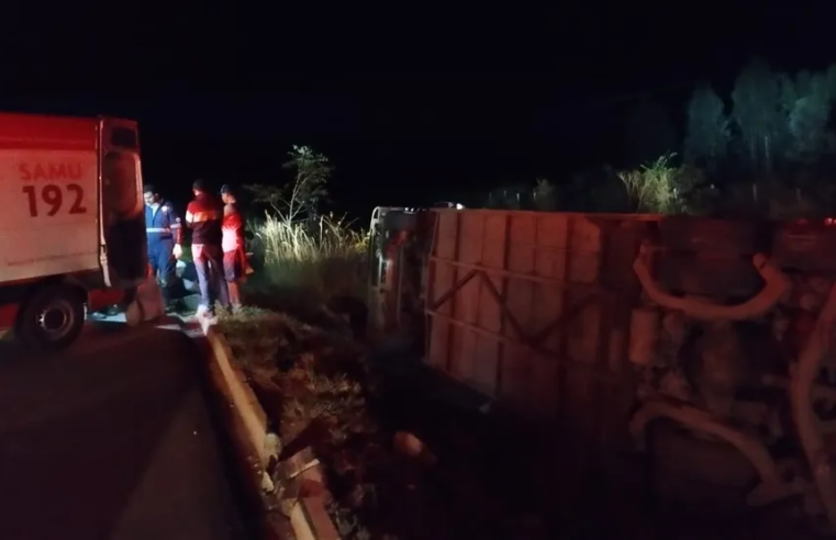 BR-251 | Ônibus que seguia de Porto Seguro para Moc tomba e 45 pessoas ficam feridas