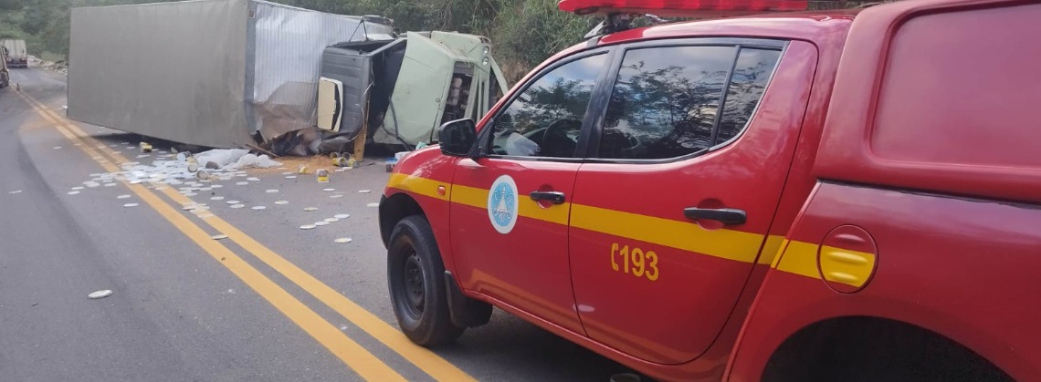 Caminhão que se deslocava de SP para a Paraíba tomba na BR-251, no Norte de Minas