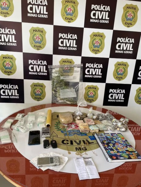 PCMG apreende drogas, R$ 10 mil e jóias durante cumprimento de mandado na casa de investigado