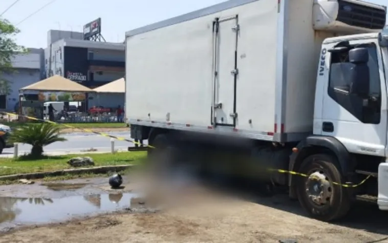 Motociclista morre ao bater em caminhão estacionado em pátio