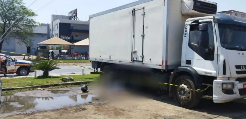 Motociclista morre ao bater em caminhão estacionado em pátio