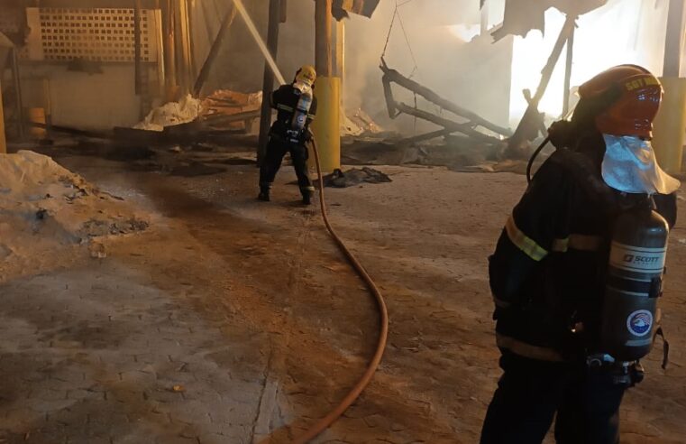 Bombeiros atendem ocorrência de incêndio em depósito de estocagem de produto químico