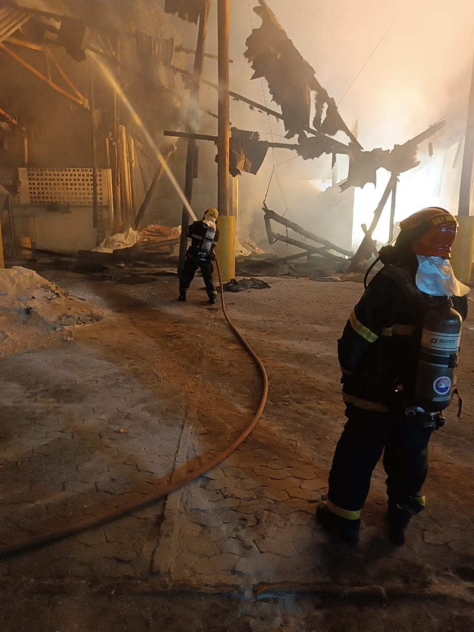 Bombeiros atendem ocorrência de incêndio em depósito de estocagem de produto químico