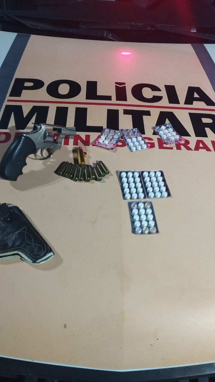 PR de Minas prende motorista por porte ilegal de arma e tráfico de drogas