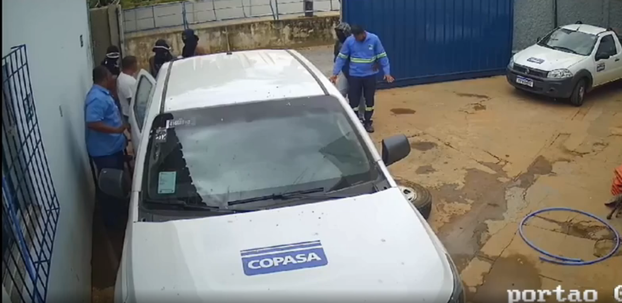 Homens armados invadem agência da Copasa e levam dinheiro e celulares