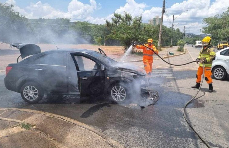 Sob forte calor, carro pega fogo em Montes Claros