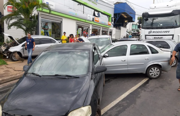 Carreta atinge sete veículos em avenida de Montes Claros