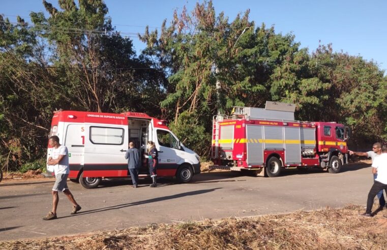 BOCAIÚVA | Militares do corpo de bombeiros atendem ocorrência de acidente entre carretas na MGC-136