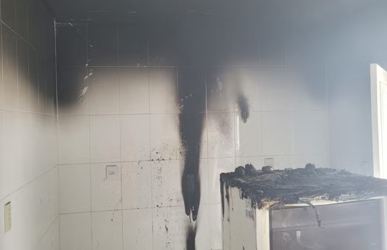 Incêndio destrói parte de casa em Montes Claros
