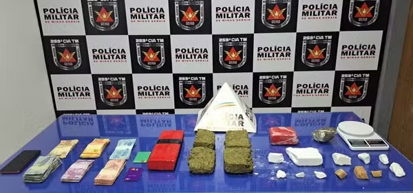 Polícia Militar apreende drogas e dinheiro em Buritizeiro; suspeito foge e é procurado