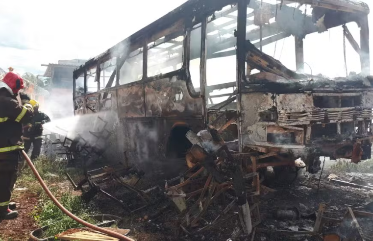 Bituca de cigarro pode ter causado incêndio que destruiu ônibus em Bocaiuva