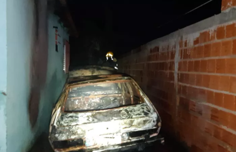 Veículo fica destruído após pega fogo em quintal de casa, em Janaúba