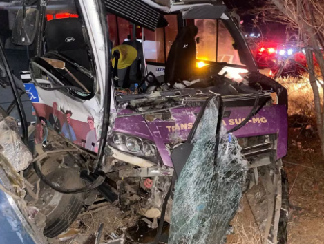 VERDELÂNDIA | Grave acidente entre ônibus e micro-ônibus deixa vários feridos na MG-401