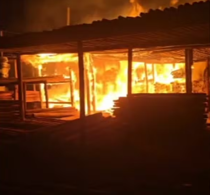 Incêndio em madeireira de Montes Claros mobiliza Corpo de Bombeiros na madrugada