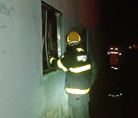 Bombeiros atendem ocorrência de incêndio em residência
