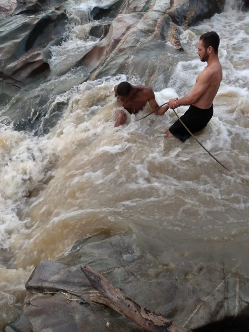 Bombeiros resgatam jovem que ficou com perna presa após cair em cachoeira