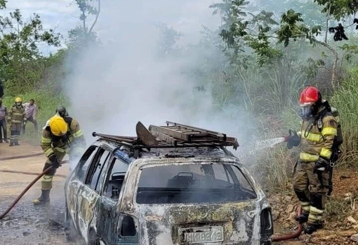 Corpo de Bombeiros atendem ocorrência de incêndio em veículo