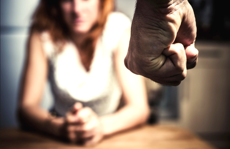 Mulheres vítimas de violência devem buscar apoio na psicologia