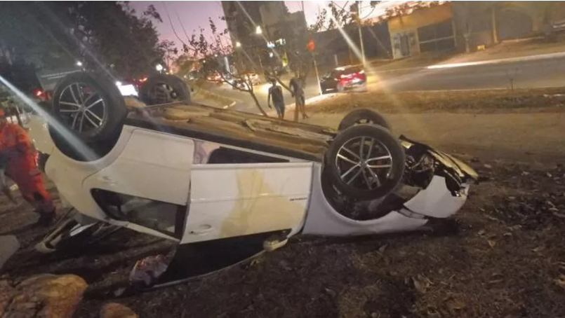 MOC | Carro capota na ‘Praça do Chinelão’, em grave acidente