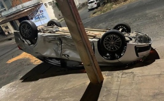 Carro capota após acidente no bairro Major Prates em Montes Claros