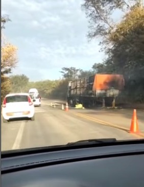 BR-251 | Trânsito na rodovia começa a ser liberado após caminhão carregado com enxofre pegar fogo