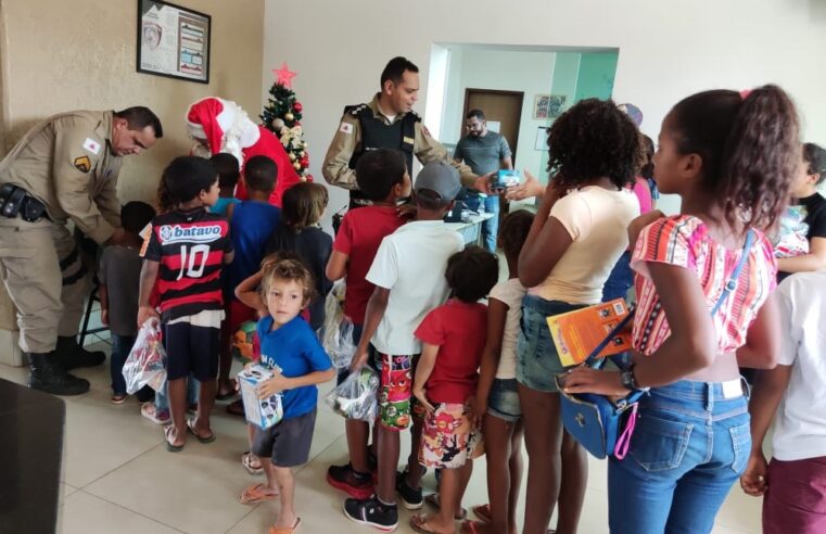 Papai Noel encontra crianças no quartel da Polícia Militar