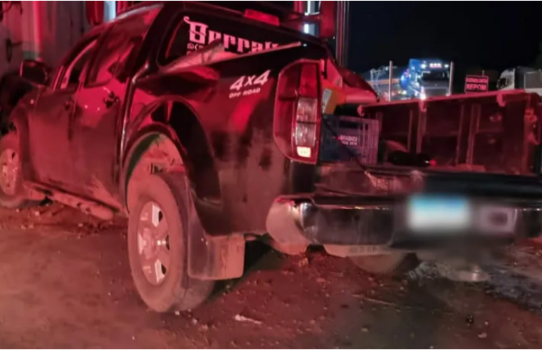 Motorista perde controle e bate em caminhão, após ser atingido por caminhonete na BR-365